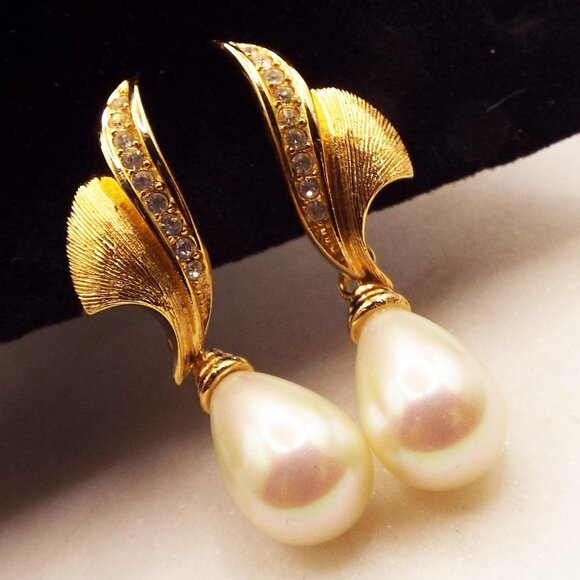 CHRISTIAN DIOR GOLDEN WINGS W/ CRYSTALS AND LONG TEARDROP FAUX PERL EARRINGS 30 - Picture 2 of 6